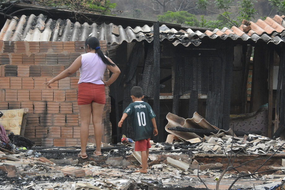 Comunidade do Mandela tenta se levantar uma semana depois do incêndio