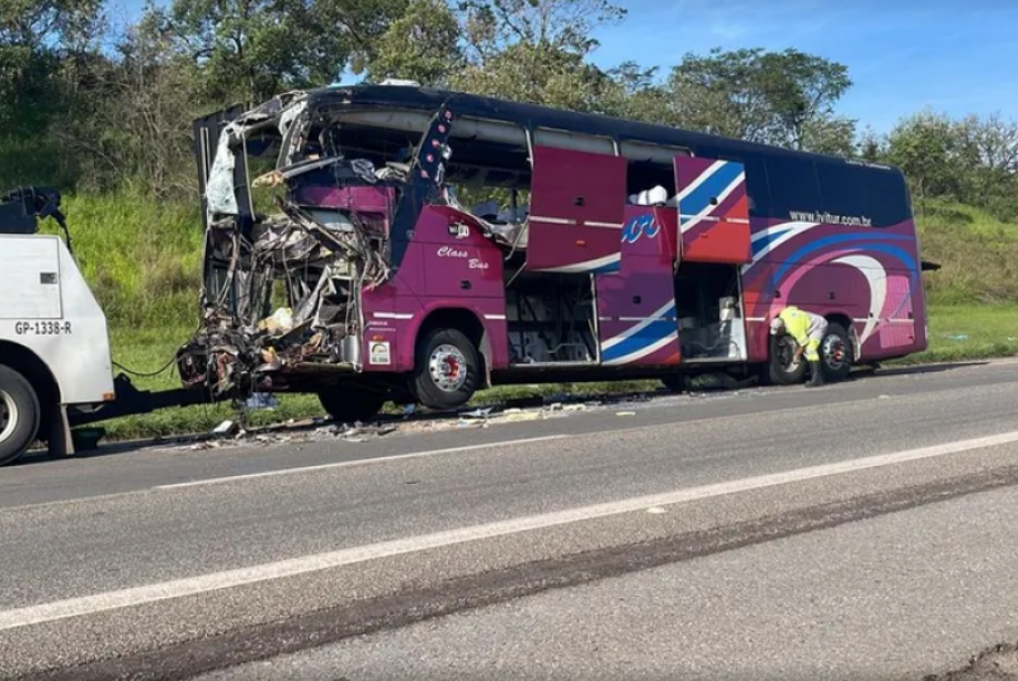 Acidente entre ônibus que saiu de MS e caminhão mata duas pessoas em SP