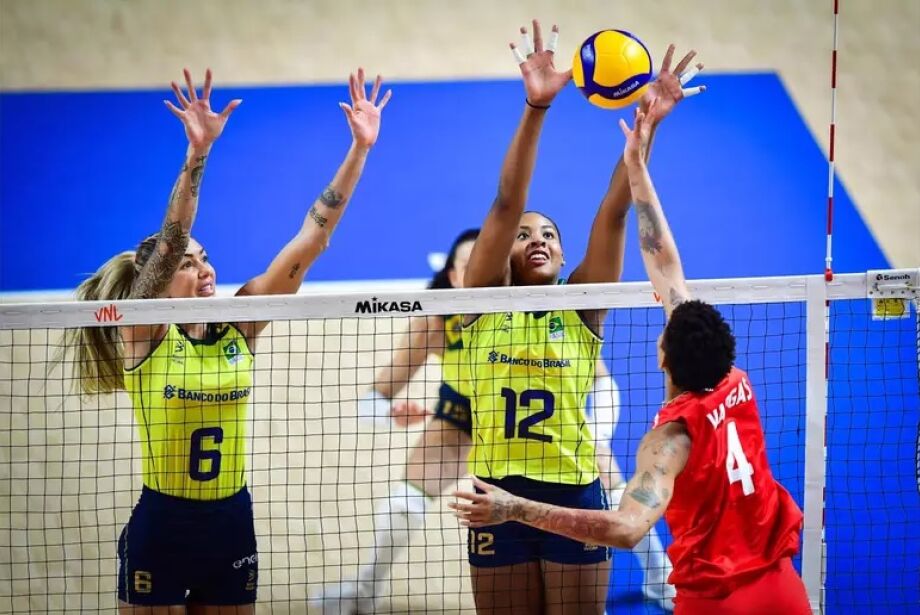 Seleção feminina de vôlei arrasa Turquia e conquista feito inédito na