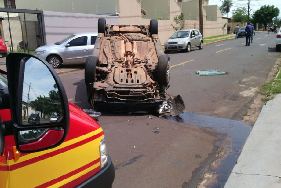 Ve Culos Colidem E Um Deles Capota No Bairro Vilas Boas Correio Do Estado