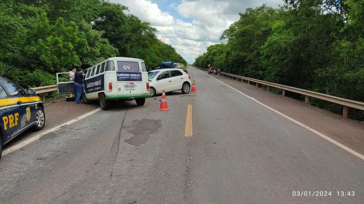 Colisão entre carro e van deixa duas pessoas mortas e quatro feridas na