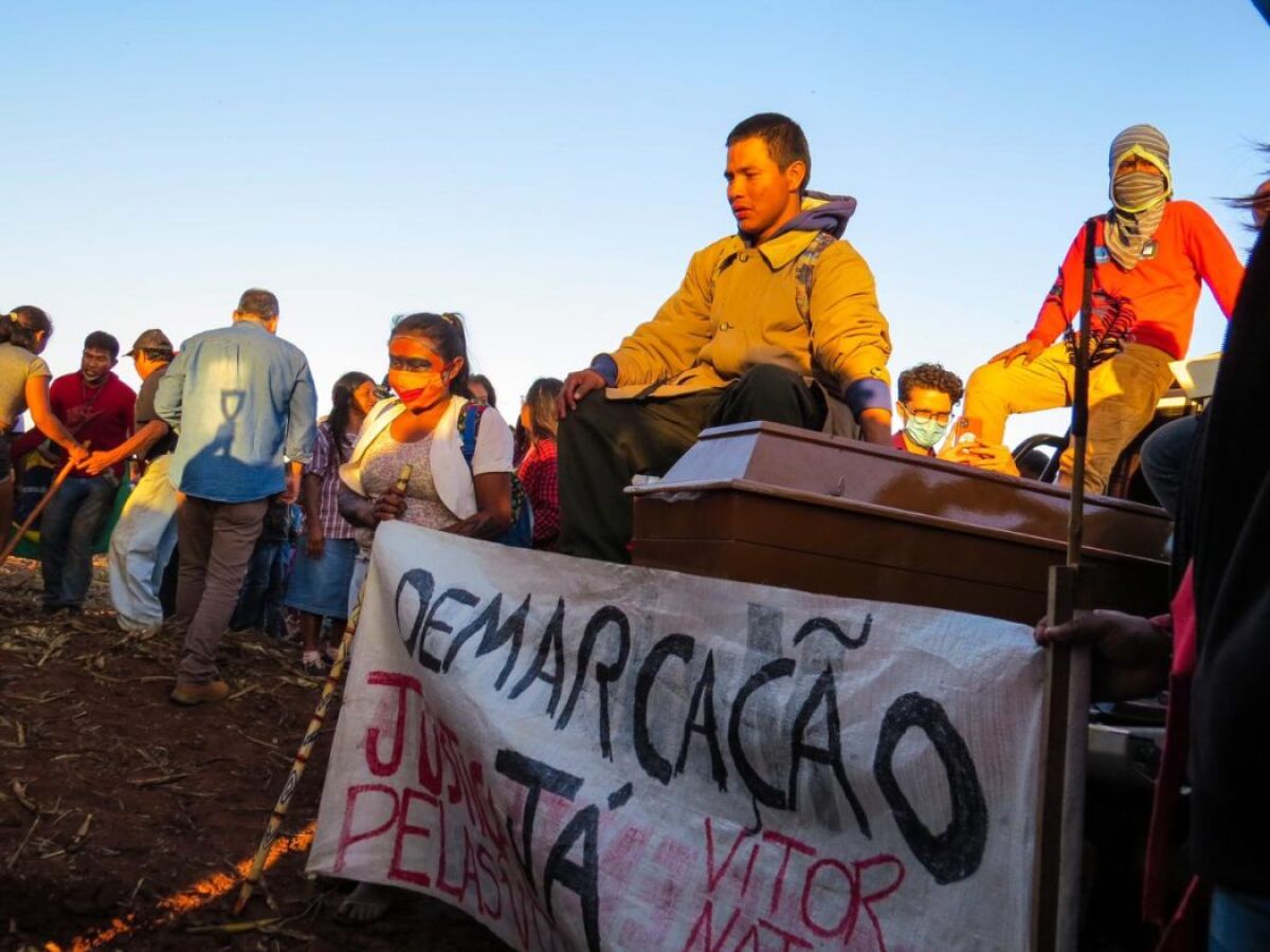 Enterro do Guarani Kaiowá Vitor Fernandes, morto no "massacre do Guapoy"