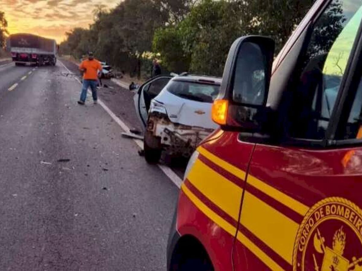 Destroços da batida entre os dois carros atingiram um terceiro veículo, uma carreta que também passava pela BR-262, porém seu motorista conseguiu sair ileso|