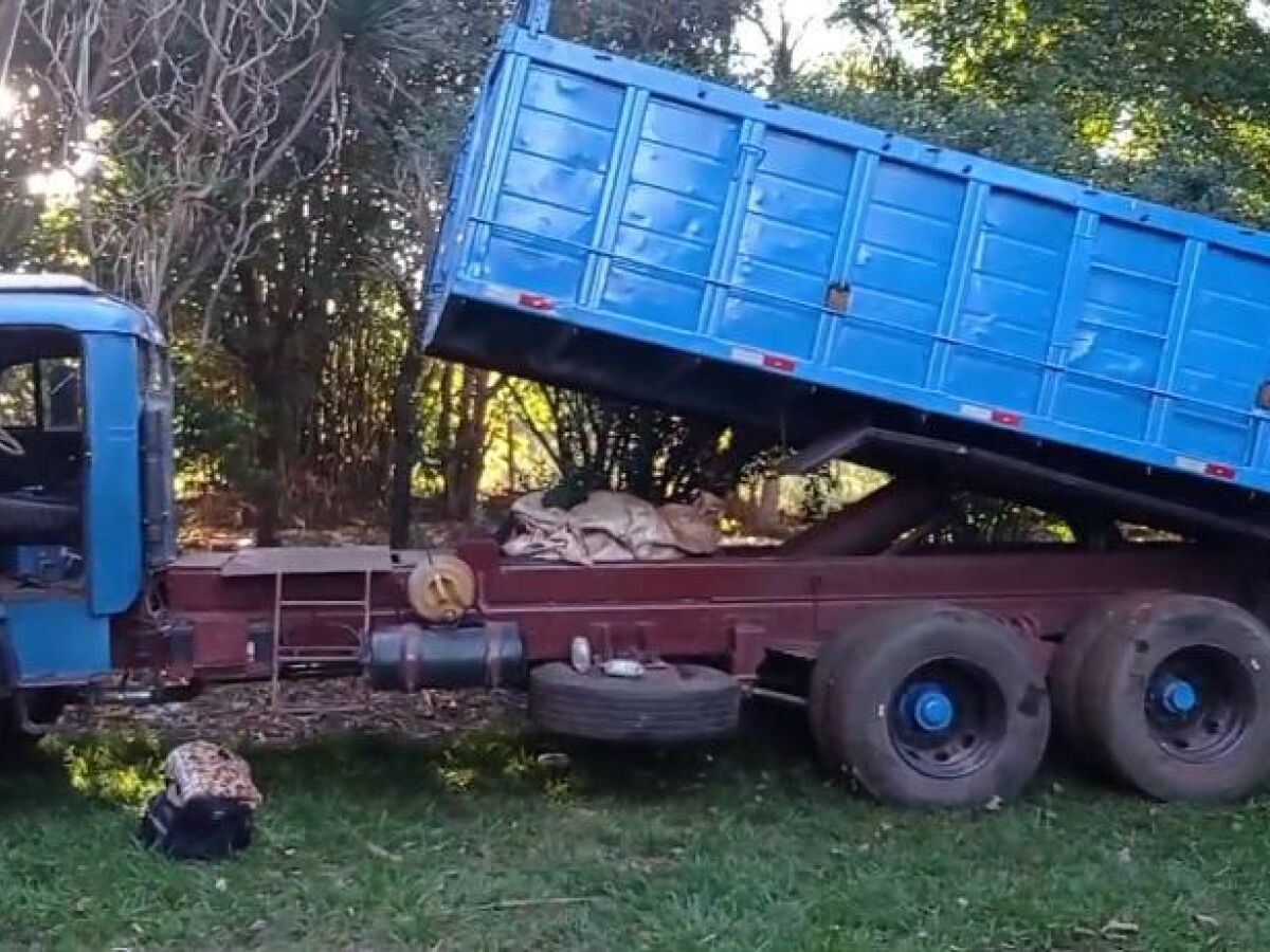 Mais de cem volumes de drogas foram encontradas no caminhão que teria sido roubado e estava sendo utilizado pelos narcotraficantes
