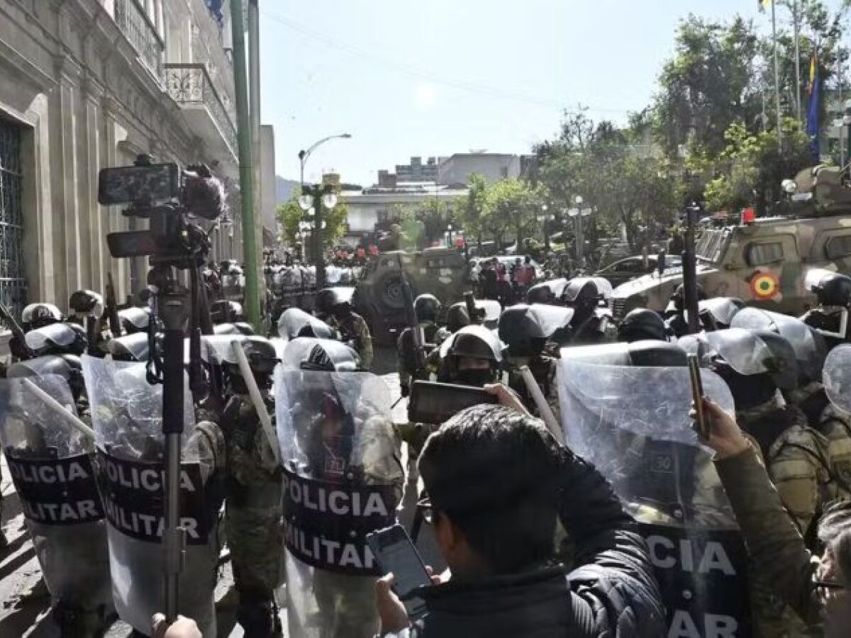 Exército cercou praça onde fica a sede do governo boliviano, em La Paz