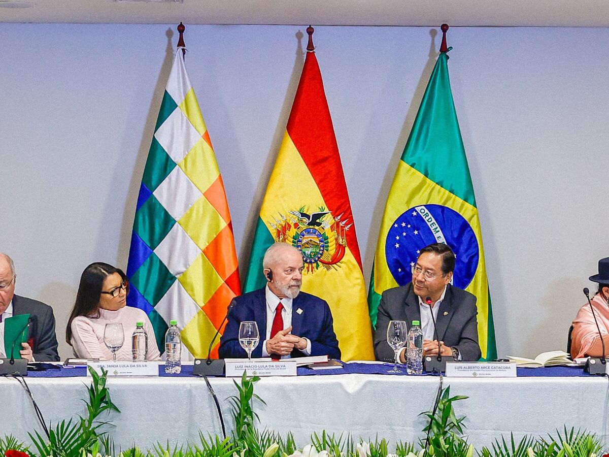 Os presidentes Lula e Luis Arce no encontro com autoridades do Brasil e da Bolívia, no país vizinho