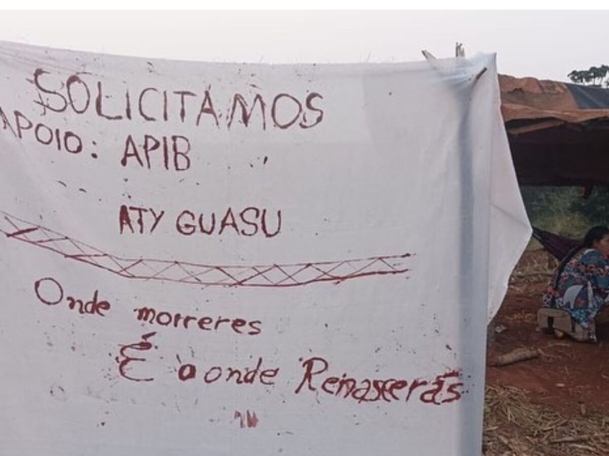 Em busca de uma parcela de seu território tradicional, já na data de ontem (23) os indígenas passaram a relatar o movimento de caminhonetes ao redor da comunidade