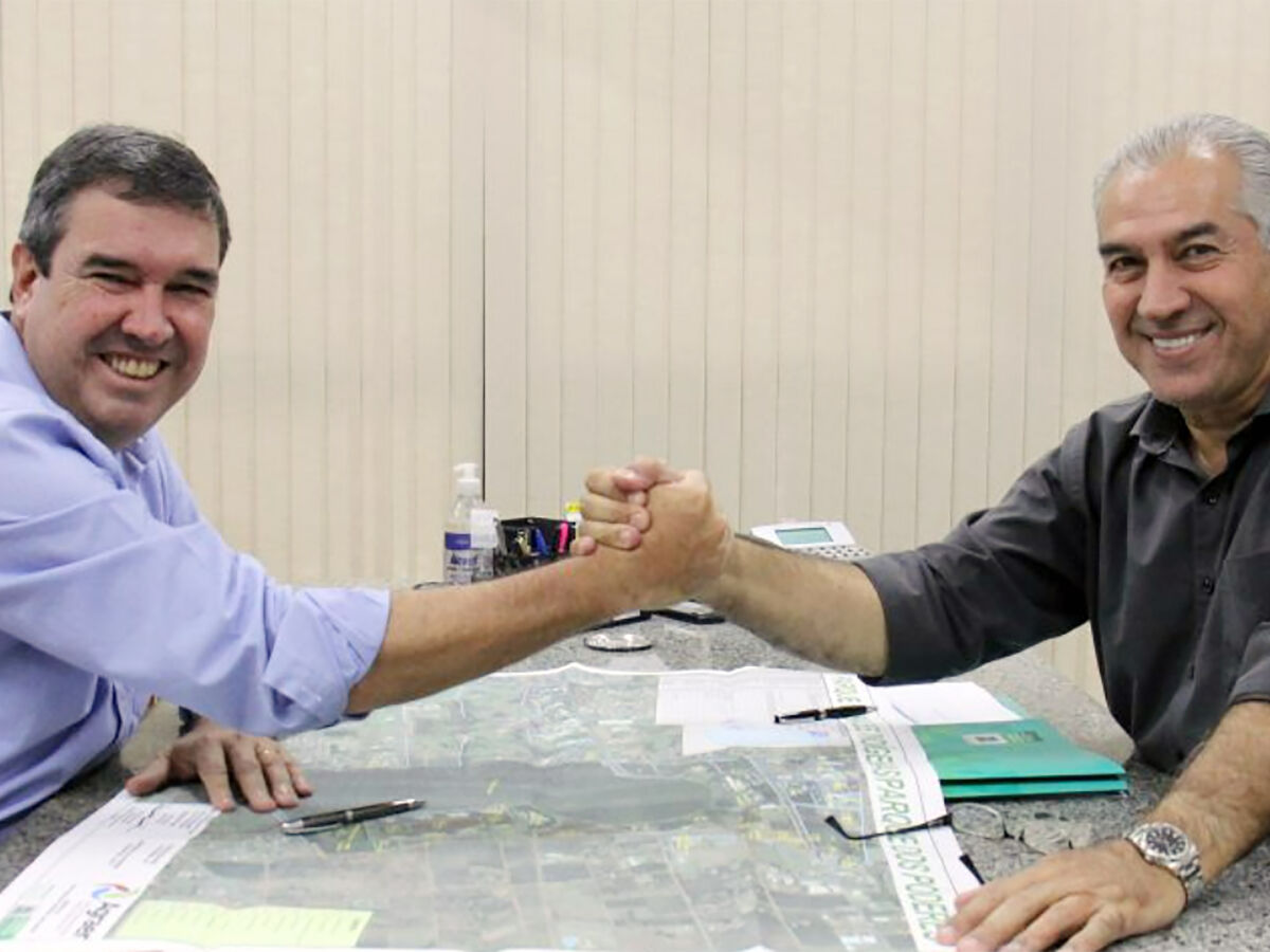 O governador Eduardo Riedel e o ex-governador Reinaldo Azambuja, ambos do "ninho tucano"