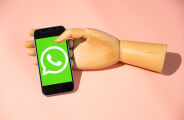 Brasileiro debateu menos pol&iacute;tica em grupos de fam&iacute;lia e amigos no WhatsApp em 2024