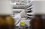 Anvisa atualiza regras sobre controle de qualidade em laborat&oacute;rios