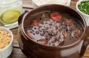 Celebre o Dia do Samba acompanhado de uma feijoada certeira