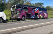 Acidente entre ônibus que saiu de MS e caminhão mata duas pessoas em SP