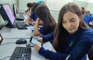 Polícia repassa celulares apreendidos para alunos de escola estadual