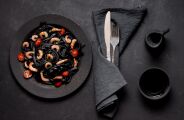 Gastronomia B+: Para a semana: Receita simples e sofisticada com massa negra e frutos do mar