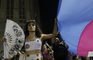 População trans se opõe à nova idade mínima para terapia hormonal