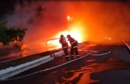 Incêndio em 2 ônibus empenha 10 bombeiros, 5 viaturas e 30 mil litros d'água