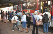 Motoristas de ônibus seguem a espera de pagamento do vale