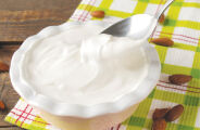 Conheça os benefícios do iogurte e algumas receitas que levam o ingrediente