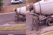 Caminh&atilde;o derrama concreto na rua ao desviar de acidente em Campo Grande