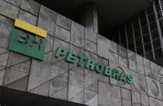 Petrobras anuncia redu&ccedil;&atilde;o de 4,9% para o pre&ccedil;o da gasolina