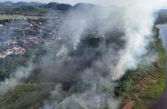 Grande incêndio no Pantanal chega às margens de Corumbá e cobre cidade com fumaça