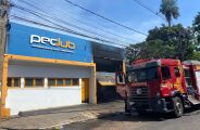 AGORA: Loja de lubrificantes volta a pegar fogo e atinge casa vizinha no Jardim Am&eacute;rica