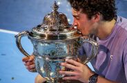 Jo&atilde;o Fonseca dedica t&iacute;tulo &agrave; m&atilde;e; 'Ser&aacute; o pr&oacute;ximo Djokovic', diz rival 