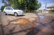 Em meio &agrave;s chuvas, tapa-buraco &eacute; feito a passos lentos por falta de dinheiro
