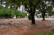 Chuva de 41 mil&iacute;metros causa mais estragos e derruba temperatura em 6&deg;C