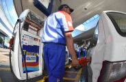 Donos de postos ignoram a Petrobras outra vez e pre&ccedil;o da gasolina sobe