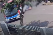 Motoqueiro tem fratura exposta após ser atropelado por transporte coletivo; veja o vídeo