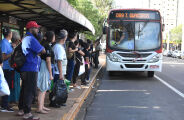 Motoristas de ônibus ameaçam greve por salário que ainda nem venceu