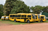 Prefeitos recebem ônibus escolares para reforçar a frota em MS