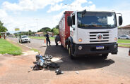 Idoso sofre perfura&ccedil;&atilde;o na perna ap&oacute;s moto ser atingida por caminh&atilde;o em Campo Grande
