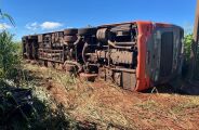 Duas pessoas morrem e 38 ficam feridas em tombamento de &ocirc;nibus na BR-163