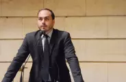 Carlos Bolsonaro renuncia ao mandato de vereador no Rio para disputar vaga ao Senado por SC