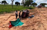 Mulher pede socorro em rodovia ap&oacute;s carro capotar e matar adolescente