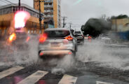 Pancada de chuva atinge Campo Grande devido a ciclone que passa pelo Sul do Brasil
