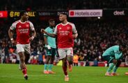 Arsenal sofre contra o pior time da Premier League em casa, mas vence com 2 gols contra