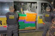 Van escolar é flagrada com quase meia tonelada de maconha