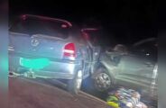 Carro bate de frente com caminhonete e casal morre na BR-262