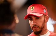 Hamilton prev&ecirc; recome&ccedil;o na Ferrari ap&oacute;s temporada desastrosa: 'Reacende a chama'