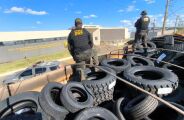 DOF apreende carreta abandonada "recheada" de pneus na MS-164