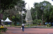 Prefeitura "esquece" decora&ccedil;&atilde;o natalina na Pra&ccedil;a Ary Coelho