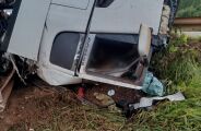 Carreta com gado tomba na BR-158 e motorista morre preso &agrave;s ferragens