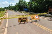 Carreta acima do peso derruba ponte de concreto na MS-080, em Rio Negro
