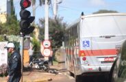 Motociclista morre ap&oacute;s &ocirc;nibus furar sinal vermelho na Brilhante; v&iacute;deo