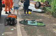 Idosa morre e crian&ccedil;a fica presa &agrave;s ferragens ap&oacute;s motorista tentar desviar de buraco em MS