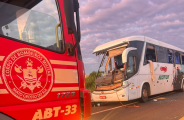 Duas mulheres morrem em colis&atilde;o entre &ocirc;nibus e carreta em MS