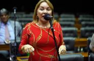 Quem &eacute; Gorete Pereira, deputada que usar&aacute; tornozeleira ap&oacute;s opera&ccedil;&atilde;o sobre fraudes no INSS